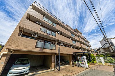 外観:ブラウンタイル張りの低層マンション 外観:ブラウンタイル張りの低層マンション