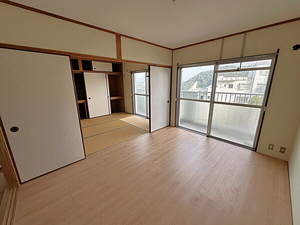 東側洋室から和室