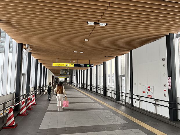 空中歩廊を利用し天候の影響を受けずにアリオ札幌（徒歩3分　190ｍ））やJR苗穂駅へ歩いて行けます。