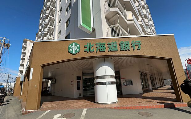 北海道銀行八軒支店まで徒歩5分（約390m）