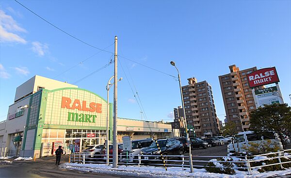 ラルズマート啓明店まで徒歩約6分（約470ｍ）