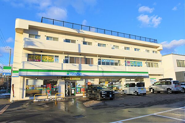 ファミリーマート札幌南8条西18丁目店まで徒歩約4分（約300ｍ）