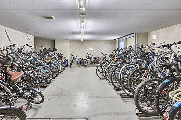 室内自転車置き場完備で、雨や風を気にせず快適に自転車を保管できます。（1台目無償）