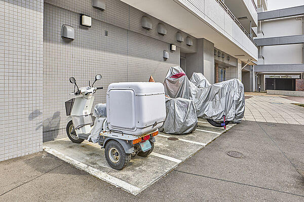 屋外バイク置き場有。（有償、現在空き無、確認日：2026/4/10）