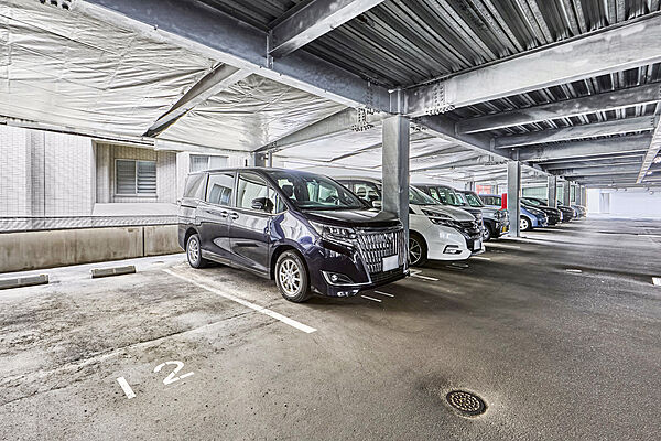 1階駐車場（有償）は屋根付きとなっており、ご契約時に空き区画の中からご利用区画をご案内いたします。