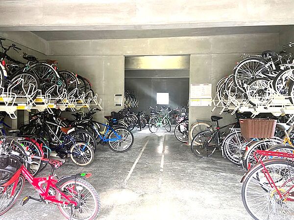 自転車置き場（無償　登録料シール代300円のみ）
