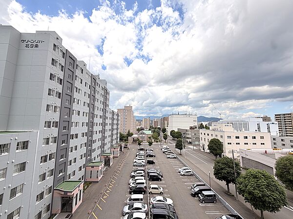 西側バルコニーからの眺望（眺望は永続的に保証されません。）