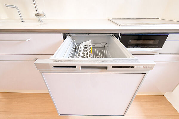 食器洗乾燥機を備え、毎日の家事負担を軽減します。