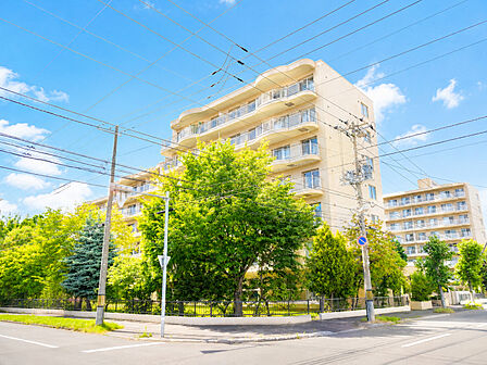 ベージュを基調としたタイル貼りの外観が、街並みに調和する洗練された佇まいを演出しています。