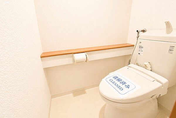 小物や荷物を置ける便利なカウンター付きトイレで、快適にご利用いただけます。