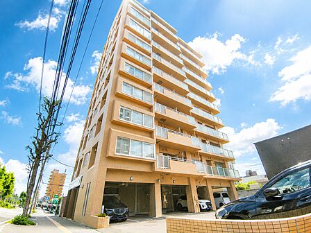 重厚感あふれるタイル貼りマンション。2026年7月下旬、大規模修繕工事完了しました。