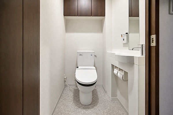 手洗いカウンター付きトイレです。CGで作成したリフォームイメージです。掲載の画像は現況優先とします。