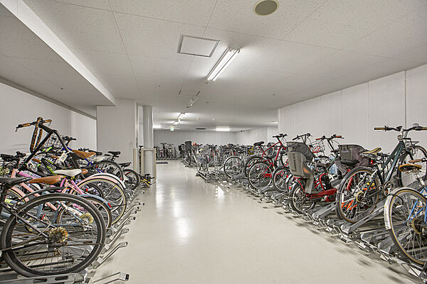屋内自転車置き場（有償）を備えており、雨や雪を気にせず大切な自転車を保管いただけます。