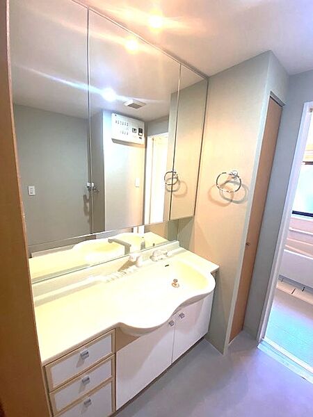 3面鏡タイプの洗面化粧台