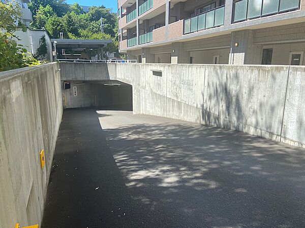 地下駐車場入り口
