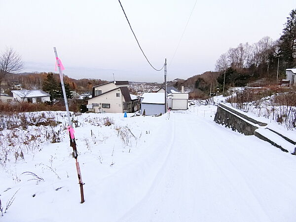 前面道路は幅員約4ｍの私道となります。