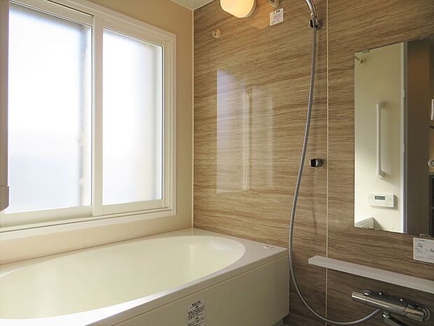 窓付きの明るいお風呂　（フルオートバス、サイズ1418）　暖房換気乾燥機能付き