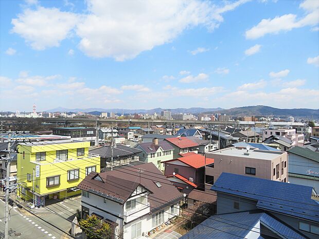 東側バルコニーからの眺め　（新幹線の高架橋があり、走る新幹線が遠望できます。）