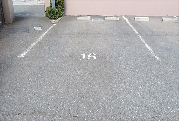 敷地内駐車場は全て平置（使用料月額5，000円）　NO.16継承可