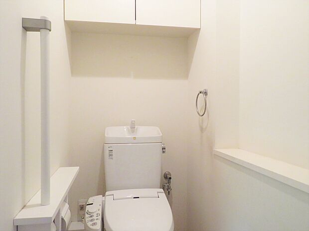 洗浄・脱臭機能付きシャワートイレ　（手洗い器、手摺、2連トイレットペーパーホルダー、吊戸棚付）
