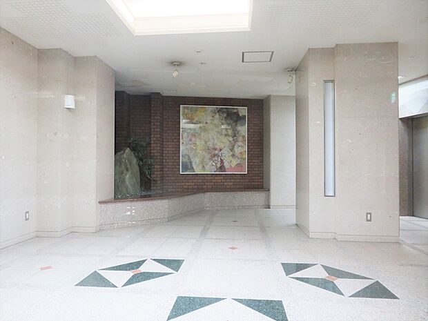 エントランスホール　大理石貼りの壁と御影石の床が上品なエントランスホール　（床暖房設置）