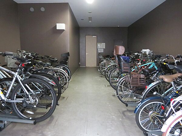 屋内自転車置き場　（使用料100円／月。申込時無料にてステッカー配布。）