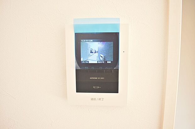 留守中の来訪者画像をモニター親機に自動で録画・保存できる録画機能を内蔵。 