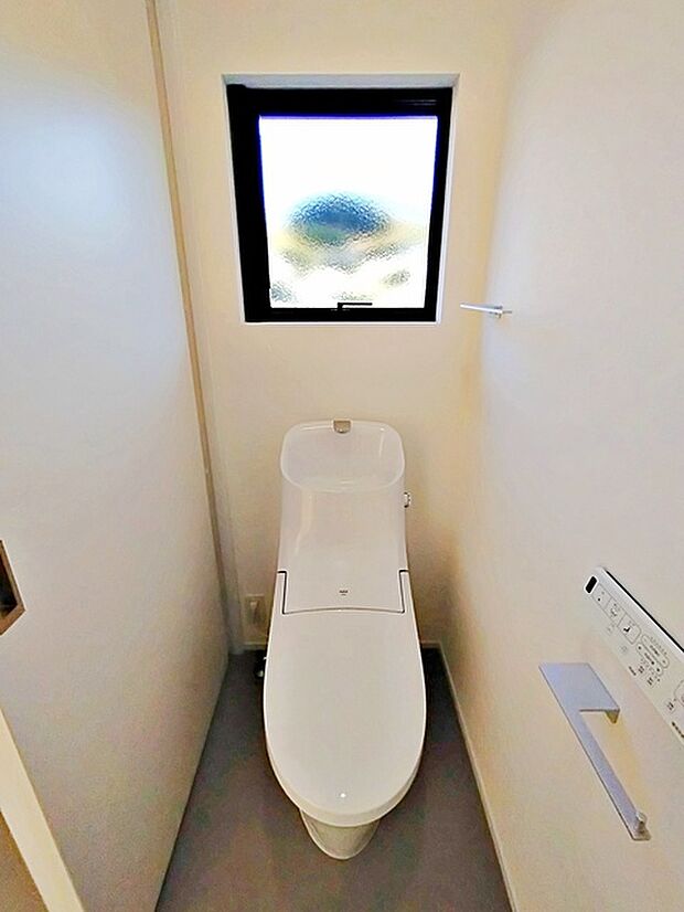 窓があり自然の風や日差しで気持ちの良い開放感のあるトイレ