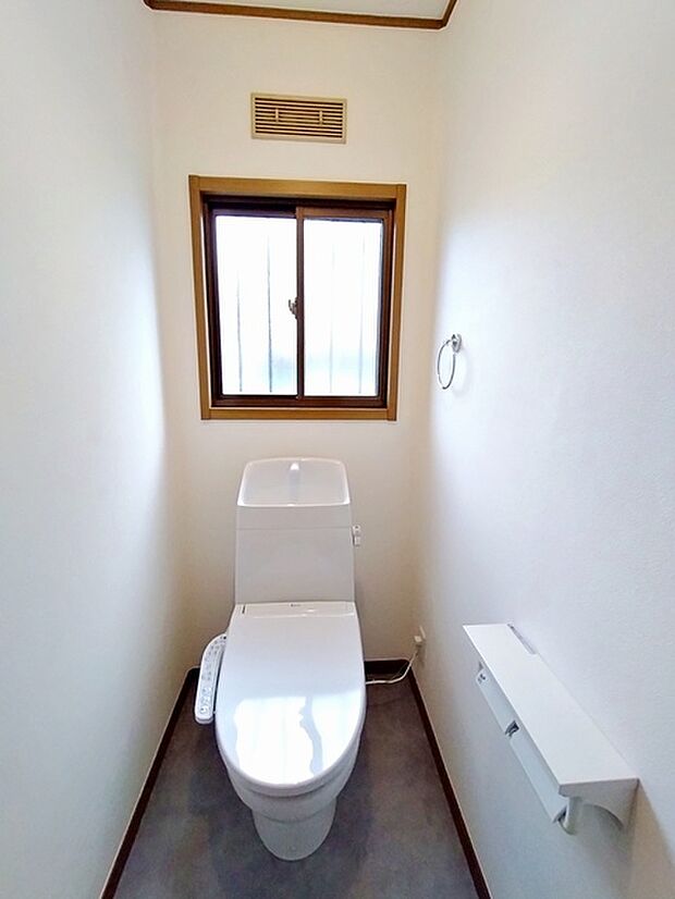 窓があり自然の風や日差しで気持ちの良い開放感のあるトイレ