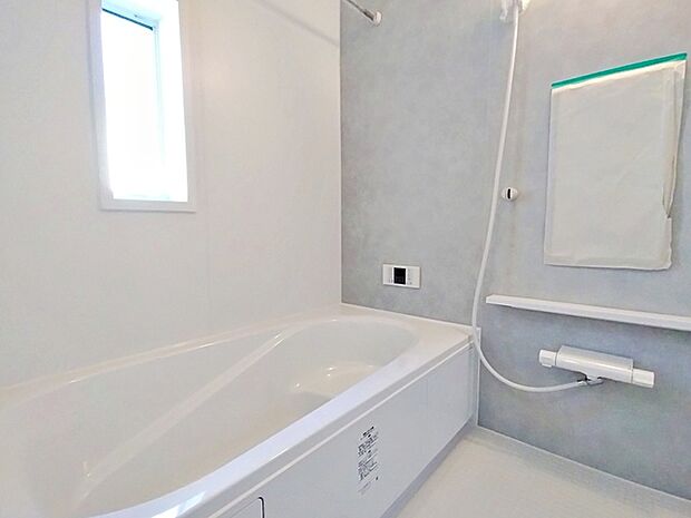 浴室は1坪タイプで親子一緒に入浴しても広くご利用できます！ステップ付きの浴槽は節水効果も。
