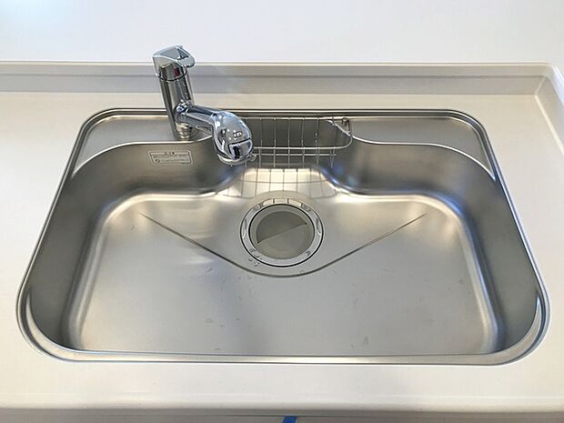 【浄水器一体型水栓】シャワーヘッドは引き出し可能で、シンクの隅々まで洗い流すのに大変重宝します。 