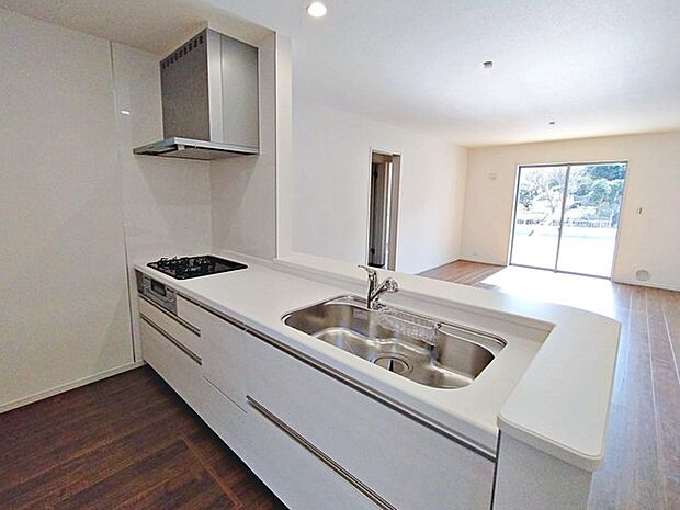 【施工例】カウンターキッチンの天板スペースが広く、調理器具などを置いてもスッキリと使えます。 
