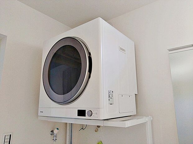 使い勝手の良い乾燥機が標準装備！パワフル温風で部屋干しで生じる生乾き臭をカット！