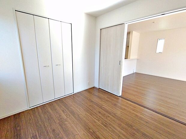 【施工例】続き間の洋室は収納スペースとして利用したり、一つのお部屋としてご使用いただけます。