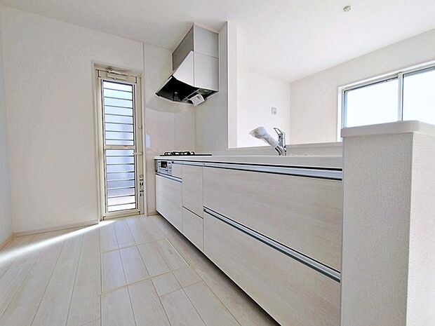 【施工例】カウンターキッチンの天板スペースが広く、調理器具などを置いてもスッキリと使えます。 