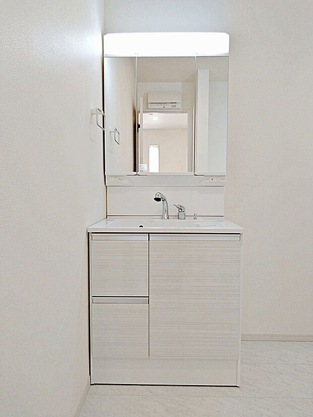【施工例】洗面台の三面鏡の裏には収納があるので、見られたくないものの収納に便利 