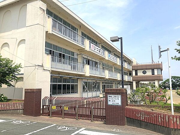 新居小学校（580m）