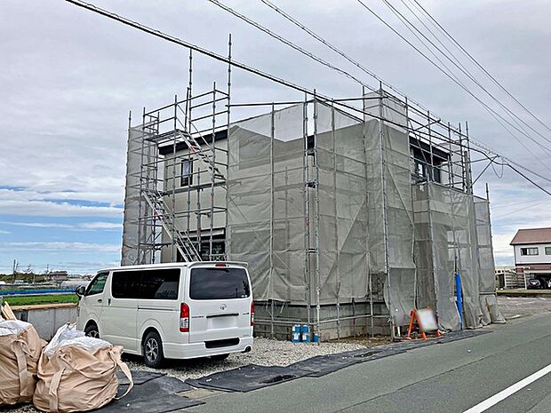 前面は車通りの少ない道路。お車の出し入れが苦手な方も安心ですね。