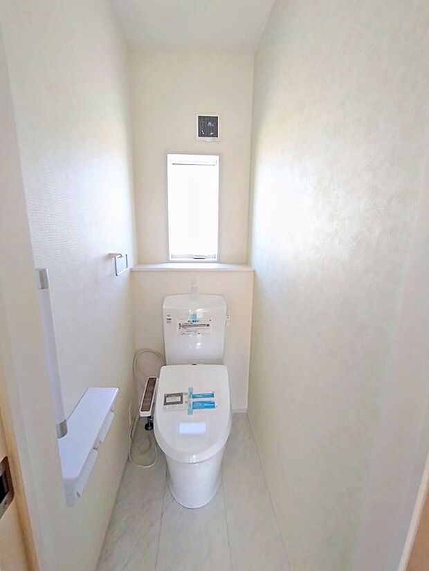【施工例】2カ所シャワー機能付トイレを設置しており、忙しい朝の混雑も解消！ 