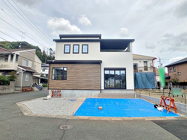 並列3台駐車可能な新築一戸建て！広〜い敷地に大きな建物！自慢の自宅になりそうです！