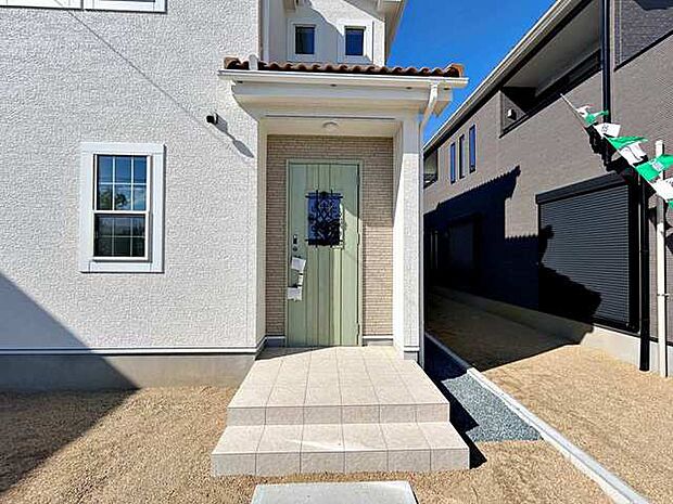 玄関カードキーで開け閉めラクラク! おしゃれな玄関ドアは小窓付きなので、明るい玄関でお客様をお迎えできます!