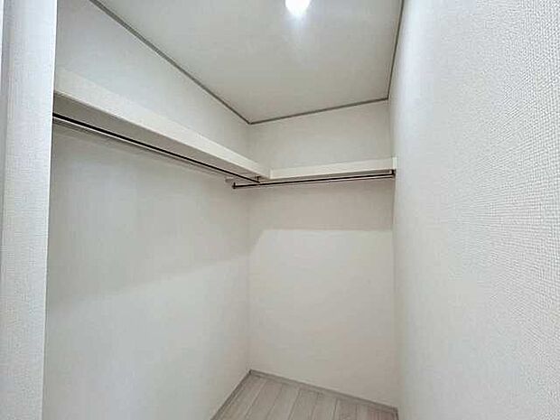 衣類やバッグなどの収納に便利なWICを設置!パイプハンガー付でロングコートやワンピースは畳まず収納!