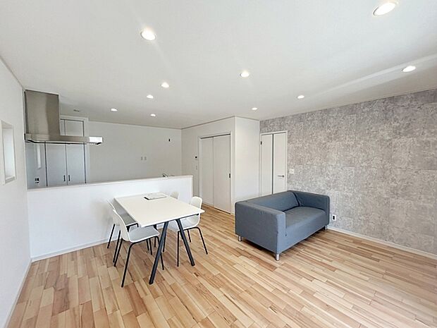 16帖の広さを確保した南向きのリビング・ダイニング。採光に恵まれ心地よい空間