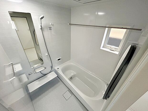ユニットバスは浴室乾燥機能が付き雨の日も洗濯物が乾かせます。ゆったりと足を延ばして一日の疲れを落とせます。