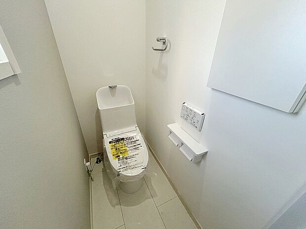 各フロア1カ所ずつシャワー機能付トイレを設置しており、忙しい朝の混雑も解消!