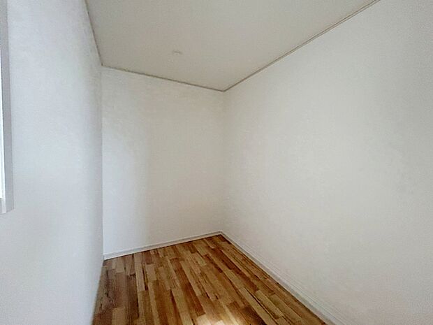 大容量のウォークインクローゼットで衣類や大きい荷物等も綺麗に収納！