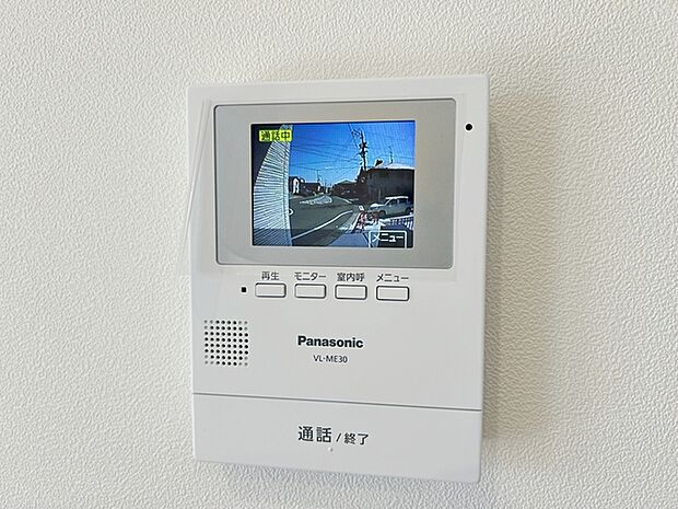 【TVモニター付きインターホン】 防犯性に優れた安心のシステム。訪問者が一目でわかります。