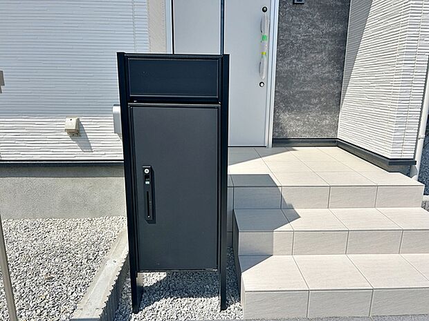 再配達問題やウイルス感染防止対策で注目を集めている宅配ボックス。配達時間を気にせず、非対面で荷物を受け取り可能で便利な設備です。