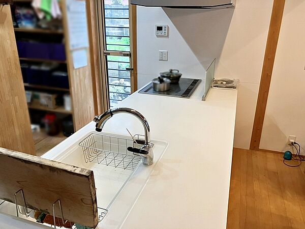 リビングで遊んでいるお子様を見ながらお料理ができ、子育て中のパパママにも安心の設計です！