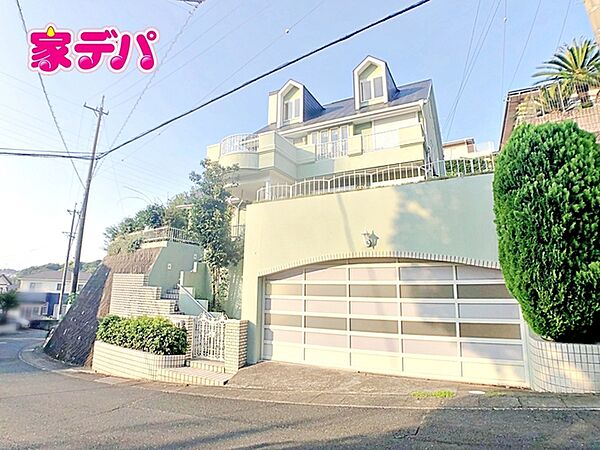 愛車を屋内に収納することで安全に保管でき、風雨による車体の劣化を防げる他、雨が降っていても濡れずに乗降車できます！